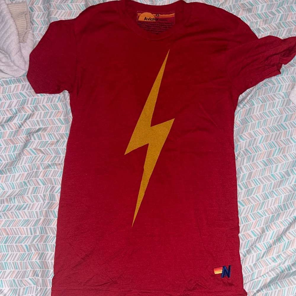 Aviator Nation tee- too small for me now and just sits in my closet ⚡️